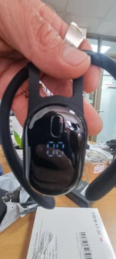 Corrector de postura en la mano de un cliente