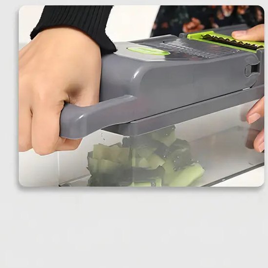 Usando el cortador de verduras en la cocina
