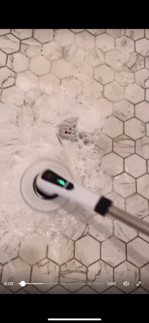 Limpiando azulejos con espuma