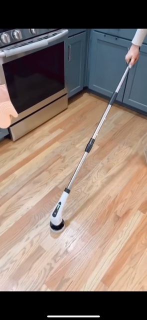 Limpiando piso de madera