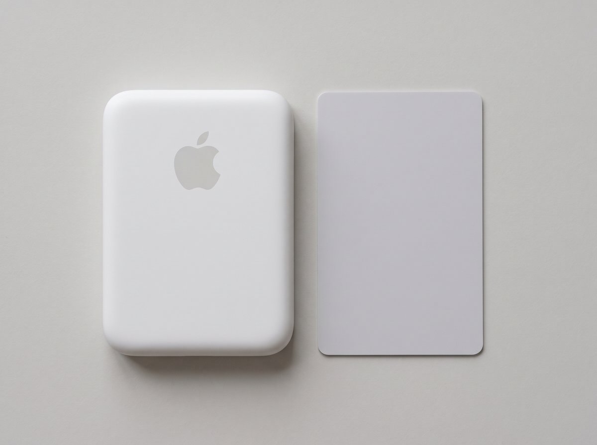 La batería MagSafe comparada con una tarjeta: es apenas más grande que una tarjeta de crédito, y más gruesa
