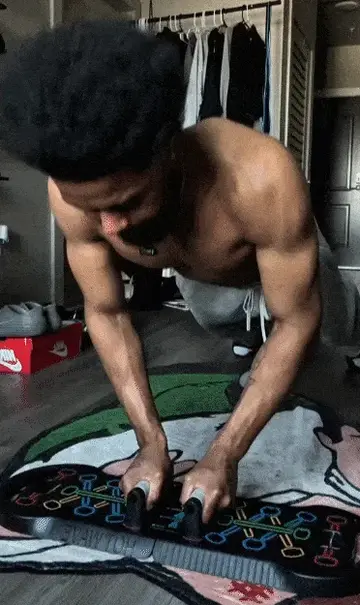 Persona entrenando en casa con la tabla de flexiones PowerBoard
